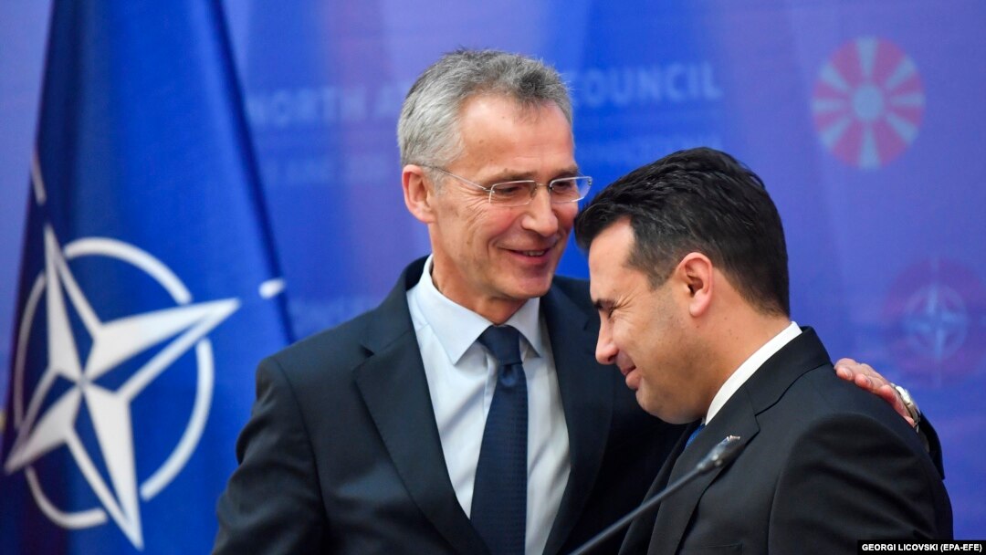 Jens Stoltenberg (L) i Zoran Zaev