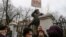 Сот ғимараты алдында "Майдан" деген жазуы бар плакат ұстап тұрған адам. Мәскеу, 24 ақпан 2014 жыл.