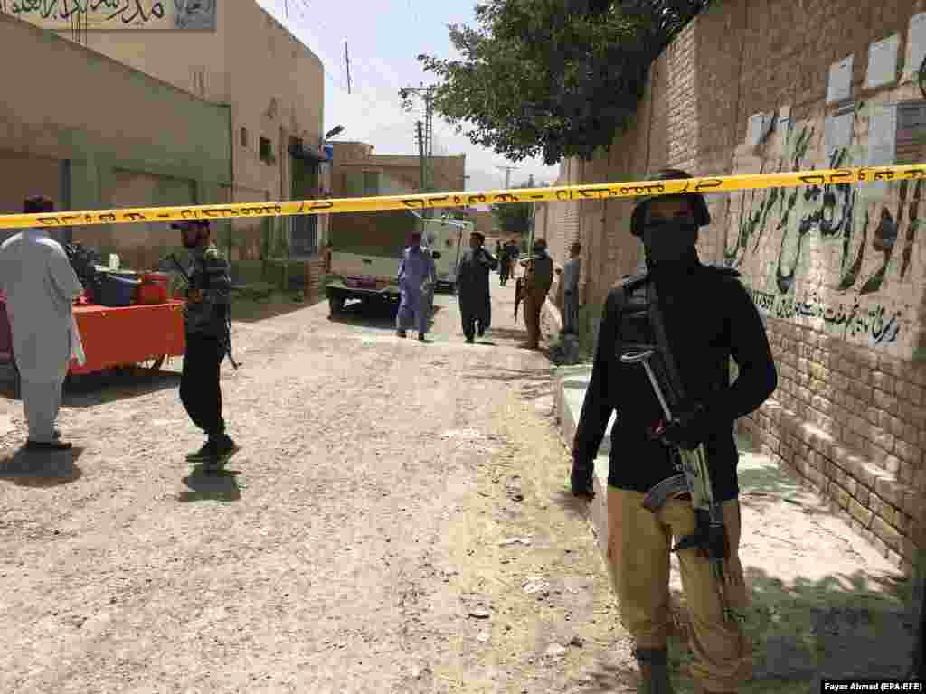 ПАКИСТАН - Пакистанската воена полиција соопшти дека најмалку двајца војници загинеле при експлозија на бомба поставена на пат во југозападниот дел на земјата. Во соопштението е наведено дека нападот се случил во текот на ноќта во место Куда Бакш Базар во провинцијата Балучистан.