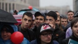 Russia -- People crowd at Alexey Navalny's pre-election meeting and concert, Moscow, September 6, 2013.