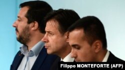 ماتئو سالوینی وزیر کشور و معاون نخست وزیر (چپ)، جوزپه کنته نخستوزیر و لوییجی دی مایو معاون نخستوزیر