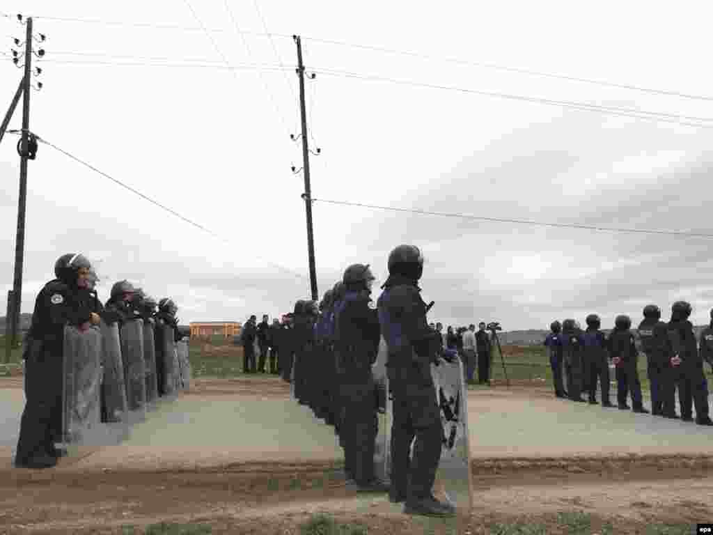 Kosovo - Protesti - Kosovska policija je formirala koridor da bi zaustavila proteste nekoliko stotina gradjana srpske nacionalnosti u selu Silovo. Gradjani su protestirali radi računa za struju, koje odbijaju da plate, a namjeravali su blokirati glavnu cestu.