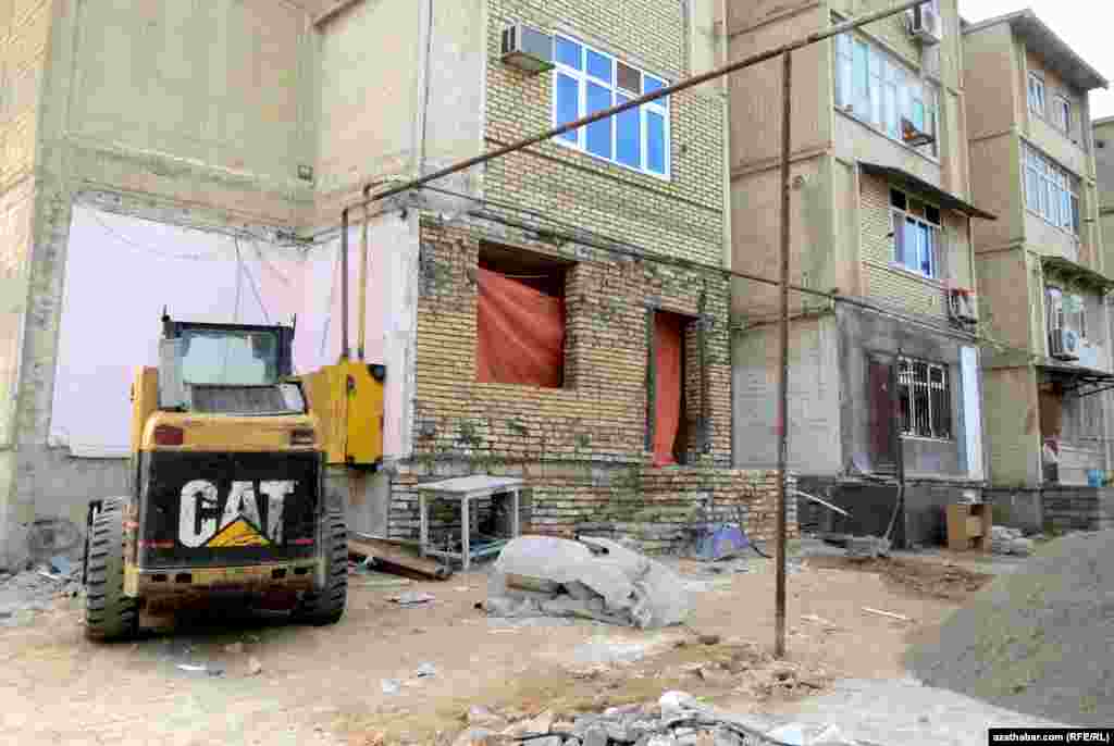 Hökümetiň agyr tehnikasy hem 'pristroýkalary' ýykmak işlerinde ulanylýar.