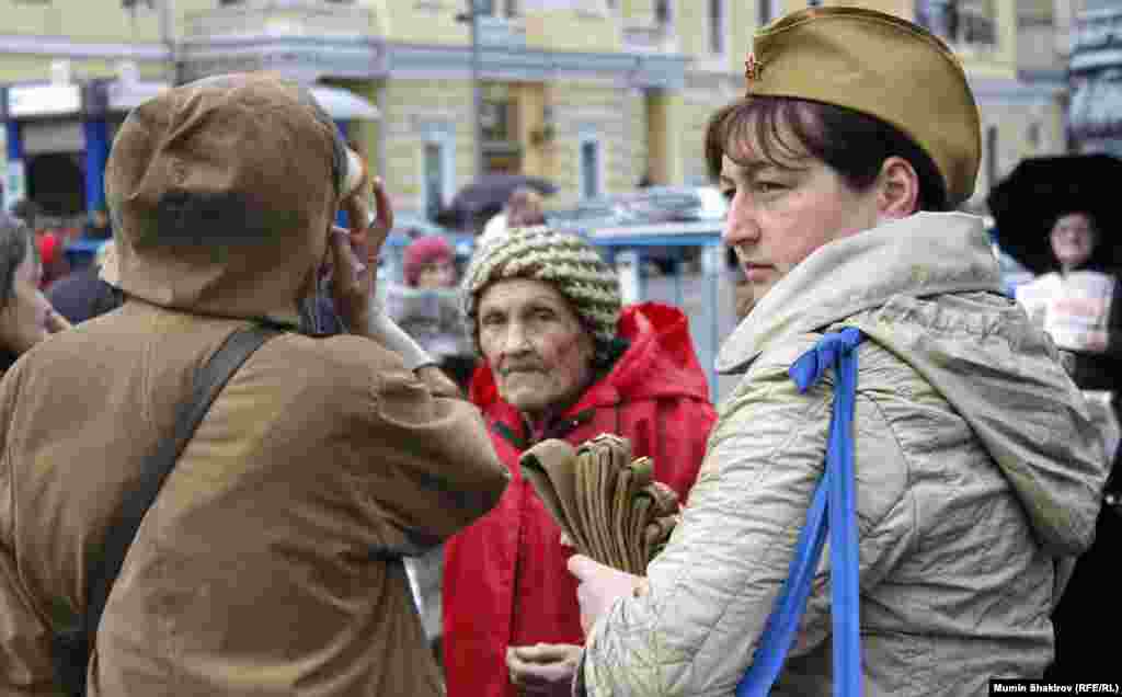 Театральная площадь. Торговля военной атрибутикой.&nbsp;