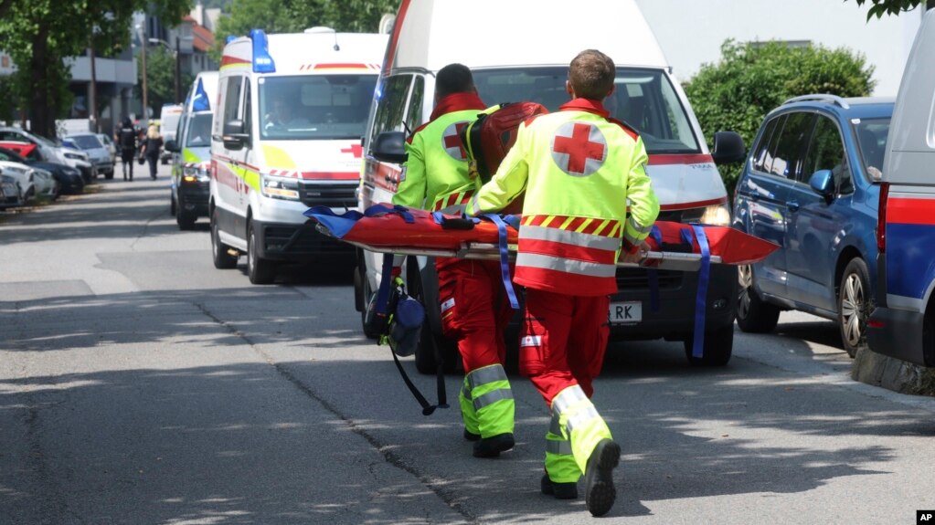 Medicinari ispred škole gdje se desio napad, Grac, 10. juni 2025.