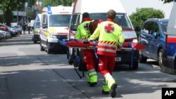 Medicinari ispred škole gdje se desio napad, Grac, 10. juni 2025.