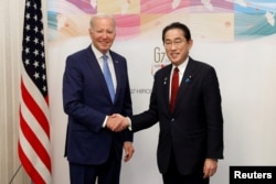 Predsjednik SAD-a Joe Biden i Fumio Kishida, japanski premijer, rukuju se prije bilateralnog sastanka uoči samita čelnika Grupe sedam (G-7) u Hirošimi, Japan, u četvrtak, 18. maja 2023.