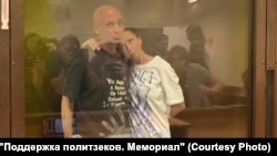 Александр Доценко и Анастасия Дюдяева в зале суда