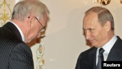 Mykola Azarov (left) meets with Vladimir Putin on his first foreign trip as prime minister.