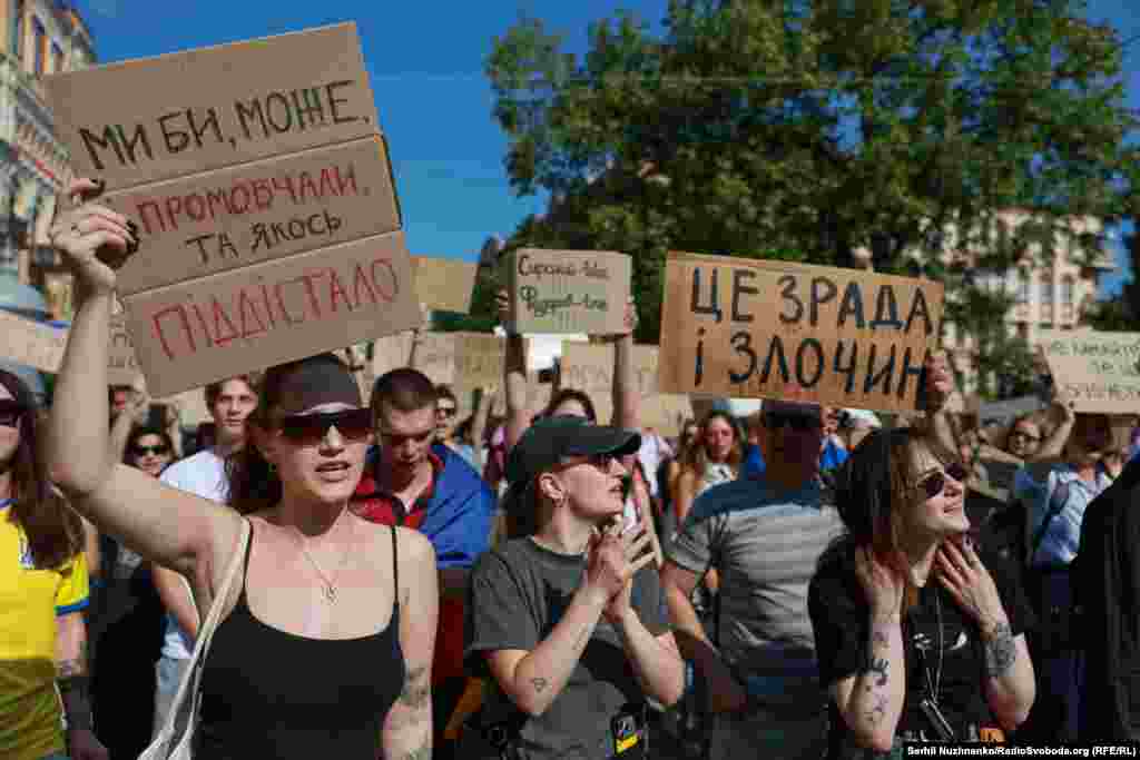 «Ми б, може, й промовчали, та якось піддістало», – читаємо на одному з банерів на акції протесту в Києві, 16 липня 2026 року