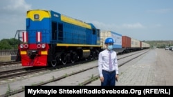 Перший контейнерний потяг з Китаю до України прибув на термінал DP World TIS Pivdennyi. Його зустрічає представник генерального консульства Китаю в Одесі