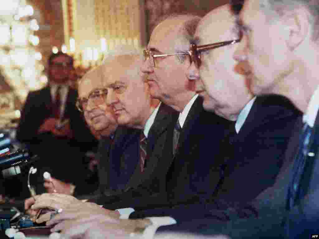 Амрико. (Аз чап ба рост) Сафири СССР дар ИМА Анатолий Добринин, вазири хориҷаи СССР Эдуард Шеварднадзе, роҳбари вақти СССР Миххаил Горбачёв дар вохӯрии роҳбарон дар Кохи Сафед, 8 декабри соли 1987
