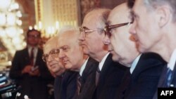 Patru personaje politice cheie: Anatoli Dobrinin, ambasadorul Moscovei la Washington, ministrul de externe sovietic Eduard Shevardnadze, Mihail Gorbaciov și ideologul Aleksandr Iakovlev, la o întîlnire cu liderii Congresului american la Casa Albă