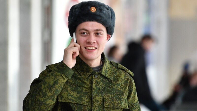 Путин армияда смартфон колдонууга тыюу салган мыйзамга кол койду