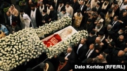 ილია მეორე სამებიდან გამოასვენეს - მის ცხედარს სიონის ტაძარში მიასვენებენ. ფოტოს ავტორი: დათო ქორიძე