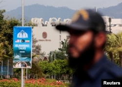 Співробітник служби безпеки неподалік готелю «Серена», де очікується проведення мирних переговорів делегацій зі Сполучених Штатів та Ірану в Ісламабаді, Пакистан, 11 квітня 2026 року