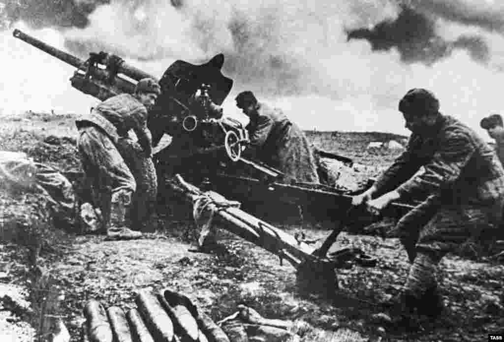 (Soviet artillery firing during a battle on the Kerch Peninsula in 1944)