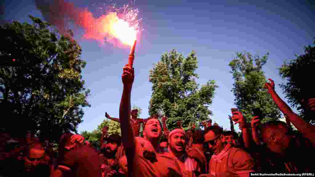 Fanii lui Liverpool aprind focuri de artificii înainte de finala de fotbal a Ligii Campionilor între Liverpool și Real Madrid, la Kiev, Ucraina, pe 26 mai. (Serhii Nuzhnenko, RFE/RL)