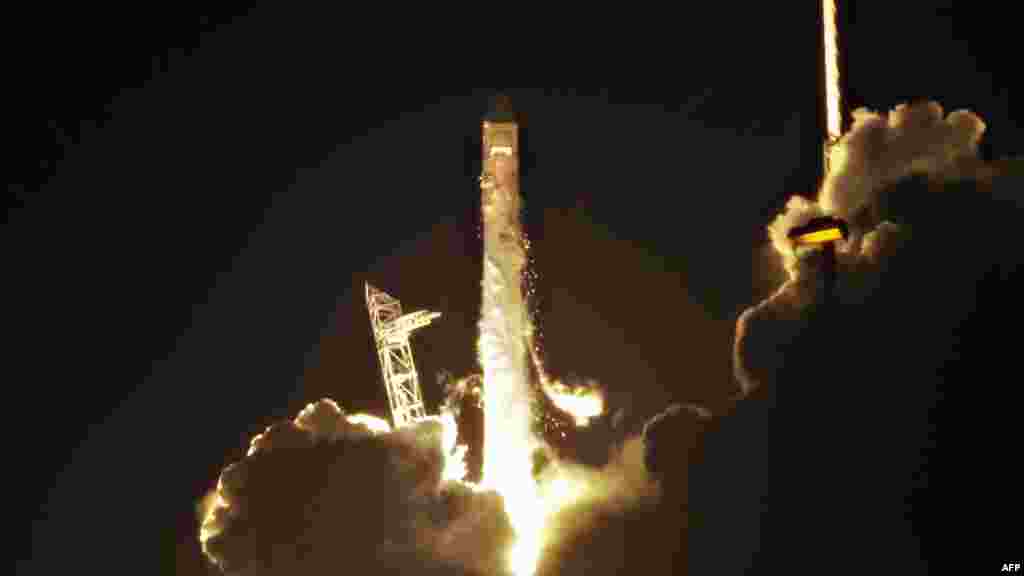 U.S. -- SpaceX's Falcon 9 rocket lifts off as it heads for space carrying the company's Dragon spacecraft from pad 40 at Cape Canaveral, Florida, May 22, 2012.
