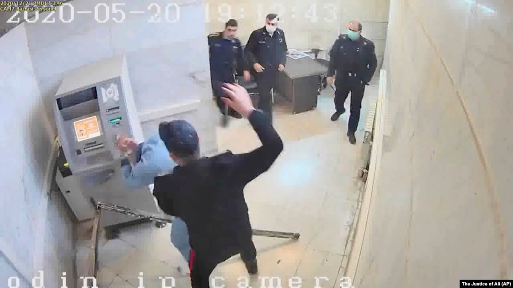 عکسی از ضرب و شتم یک زندانی در زندان اوین که در یک ویدئوی گروه هکری «عدالت علی» منتشر شده است.