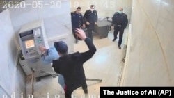 عکسی از ضرب و شتم یک زندانی در زندان اوین که در یک ویدئوی گروه هکری «عدالت علی» منتشر شده است.