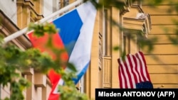 Флаг России у здания посольства США в Москве.