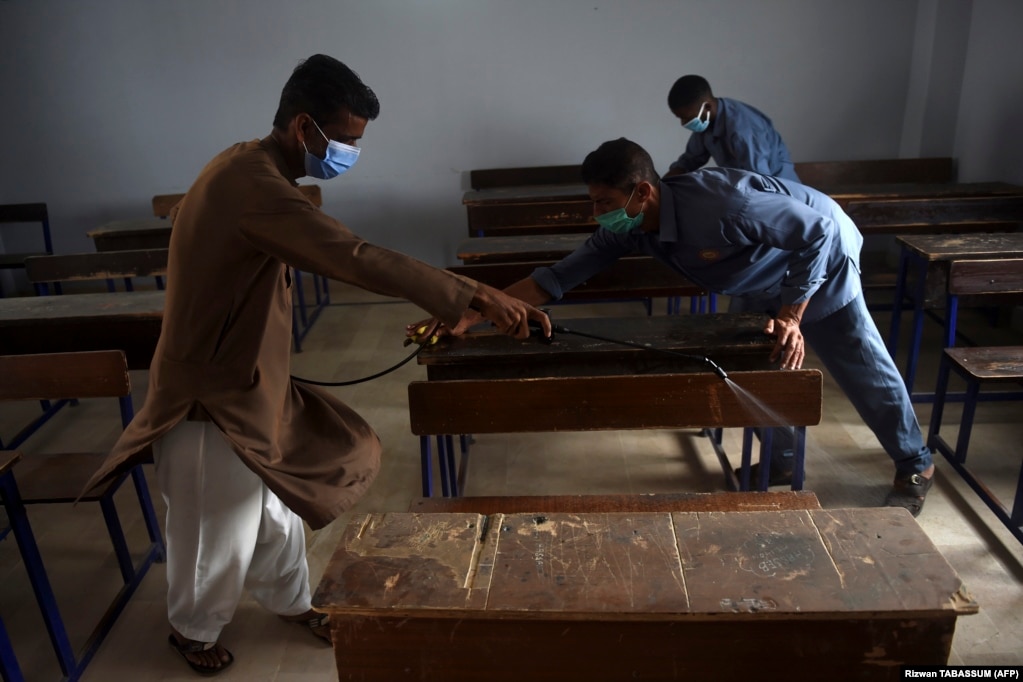 Працівник розпорошує дезінфекційний засіб у класі приватної школи в Карачі, Пакистан, 14 вересня&nbsp;