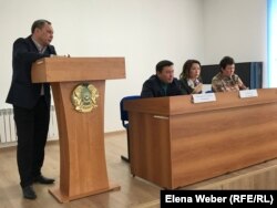 Облыстық жедел жәрдем станциясы, денсаулық сақтау басқармасы өкілдері жүргізушілердің сұрақтарына жауап беріп жатыр. Қарағанды, 7 ақпан 2020 жыл.