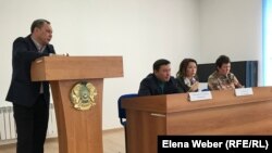 Представители областной станции скорой помощи, управления здравоохранения и отраслевого профсоюза работников здравоохранения отвечают на вопросы водителей машин скорой помощи. Караганда, 7 февраля 2020 года.