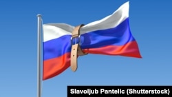 На иллюстрации — государственный флаг России с затянутым на нём поясом.