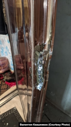 Выбитая ОМОНом дверь в квартиру Валентина Квашникова