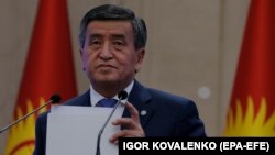 Сооронбай Жээнбеков во время объявления о сложении с себя полномочий президента. 