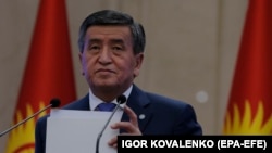  Сооронбай Жээнбеков во время объявления о своей отставке. Октябрь 2020 года. 