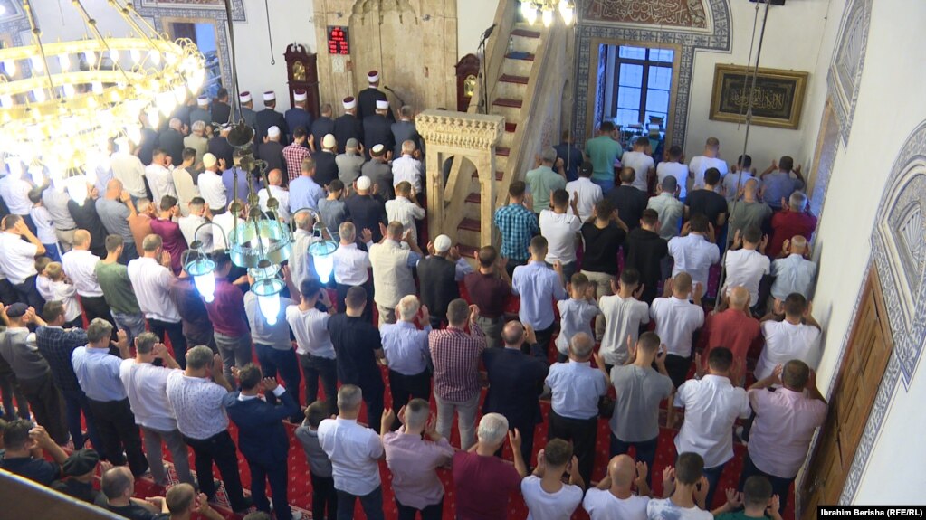 Молитва в одной из мечетей Приштины (Косово)