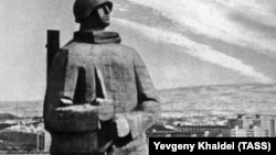 Murmanskda Vətənin müdafiəçiləri abidəsi, Khaldei fotonu karyerasının sonlarında çəkib. “Pravda” qəzeti onu 1959-cu ildə işə götürsə də, 1976-cı ildə yenidən işdən çıxarıb, düzdür, bu dəfə təqaüdə göndərib. Böyük fotoqraf ömrünün yerdə qalan illərini Moskva ərtafındakı balaca mənzildə keçirib. 1997-ci ildə isə dünyasını dəyişib.