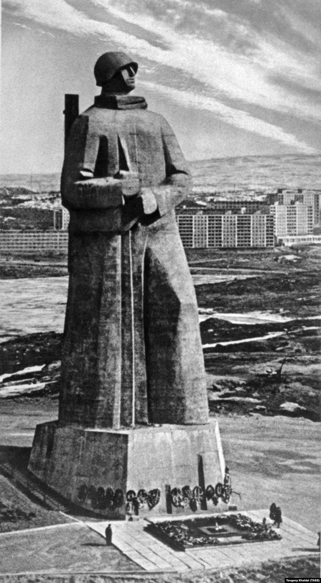 35-метровый монумент Неизвестному солдату в Мурманске, сфотографированный Халдеем на закате его карьеры, в 1990 году. В 1959-м его взяли на работу в газету "Правда", но в 1976-м снова уволили. Евгений Халдей доживал свои дни в маленькой квартирке в одном из окраинных районов Москвы. Он скончался без малого 20 лет назад, в октябре 1997 года.