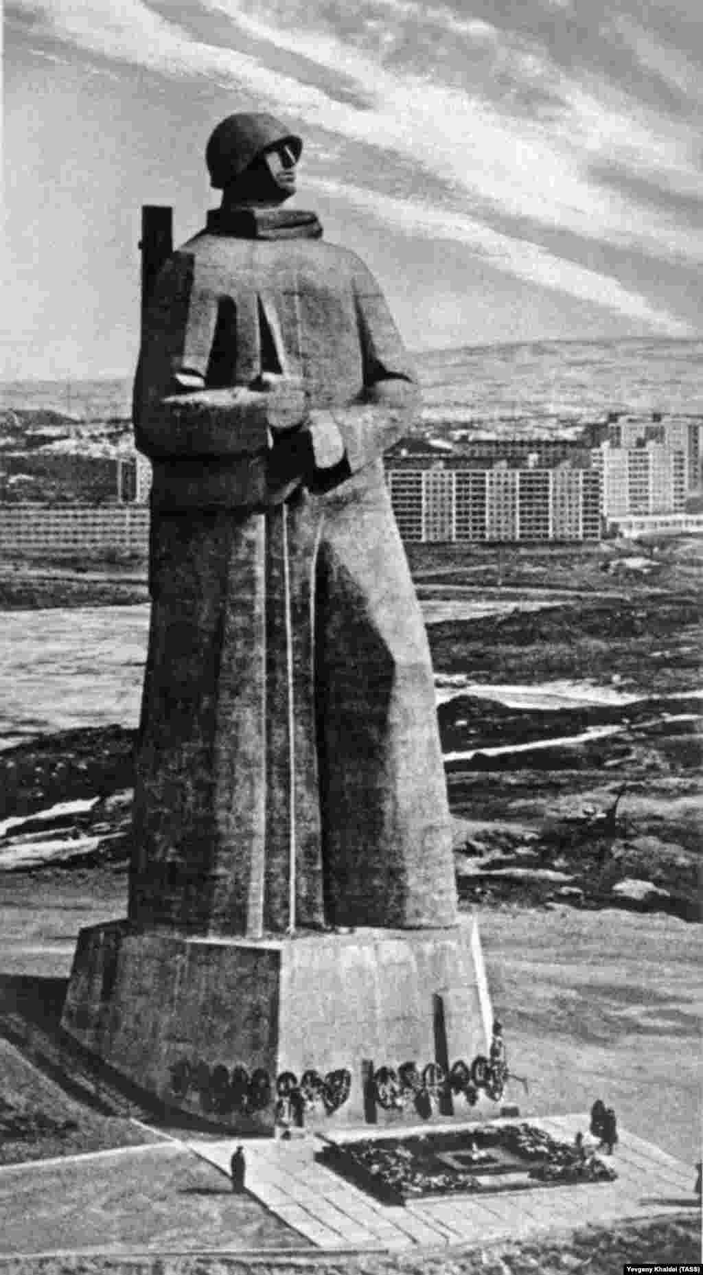 The World War II monument in Murmansk, photographed by Khaldei late in his career. Although he was hired by Pravda, the communist newspaper in 1959, he again lost his position in 1976. The great photographer ended his days in a small apartment in the suburbs of Moscow. He died in 1997.&nbsp;