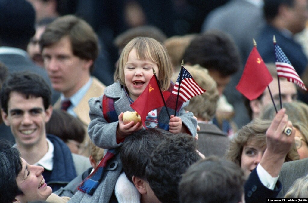 Люди розмахують американськими і радянськими прапорцями під час візиту Горбачова до Білого дому в 1987 році