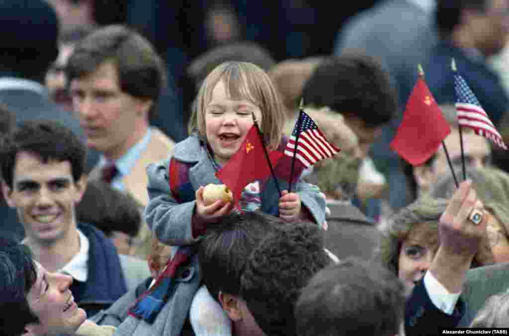 Crowds waving American and Soviet flags during Gorbachev's visit to the White House in 1987.