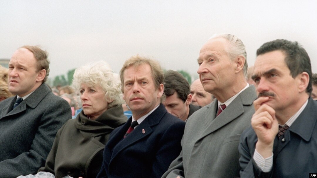 De la stânga la dreapta, Marian Calfa, primul prim-ministru postcomunist al Cehoslovaciei, Olga Havlova, Vaclav Havel, Alexander Dubcek, and Karel Schwarzenberg în Praga la slujba papei Ioan Paul II during his visit to Czechoslovakia (aprilie 1990). 