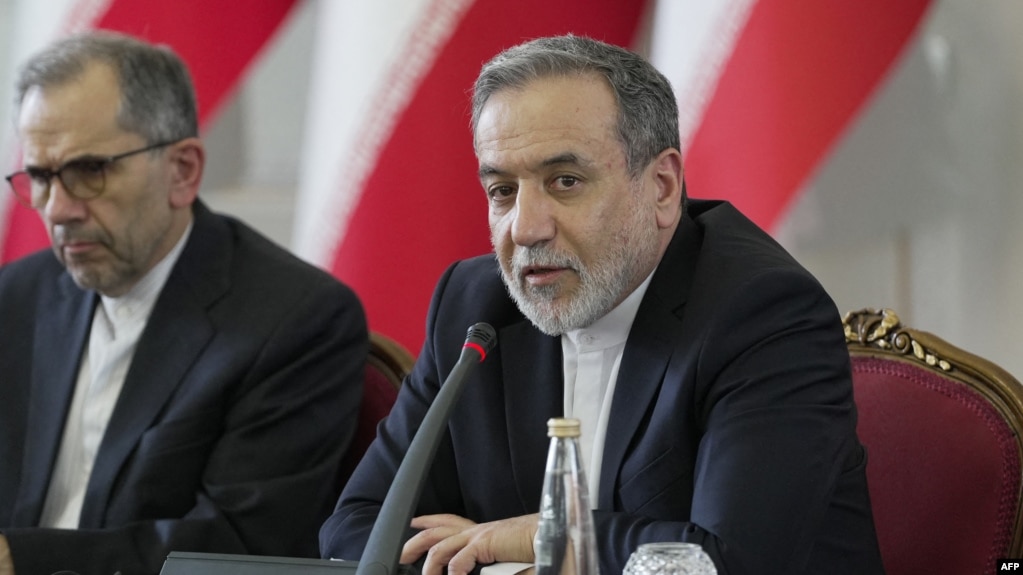 عباس عراقچی، وزیر خارجه ایران، در کنار معاون خود، مجید تخت روانچی، در نشست با دیپلماتهای خارجی مقیم تهران
