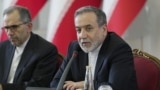 عباس عراقچی، وزیر خارجه ایران، در کنار معاون خود، مجید تخت روانچی، در نشست با دیپلمات‌های خارجی مقیم تهران