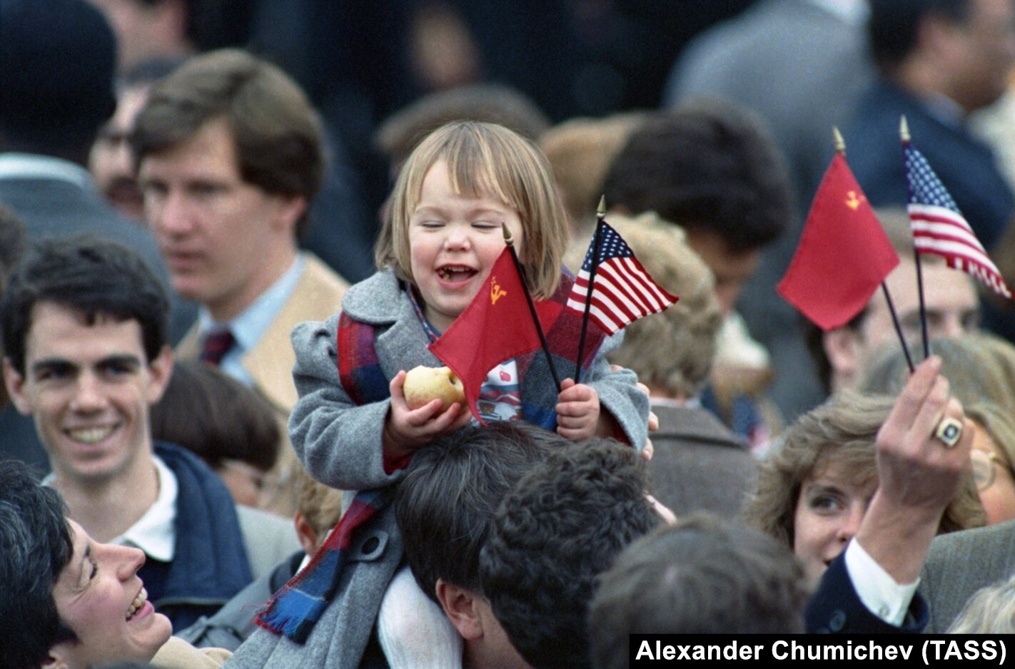 1987 年戈巴契夫訪問白宮期間，群眾揮舞著美國和蘇聯國旗。