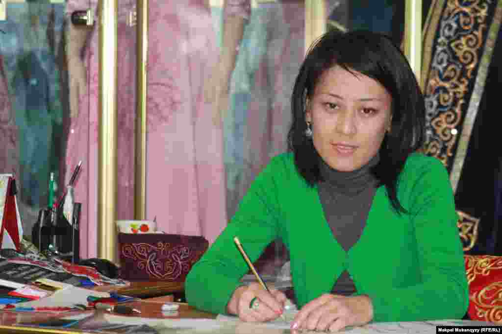 29-летняя художница-дизайнер Салима Кенжекулова мечтает открыть собственнную компанию по пошиву национальной одежды. Алматы, 6 марта 2013 года.