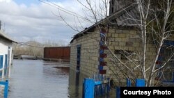 Затопленное село в Бухар-Жырауском районе. Карагандинская область, 15 апреля 2015 года. 