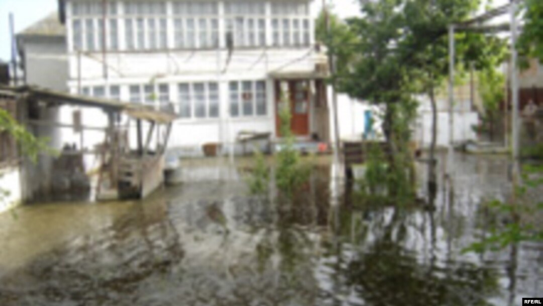 Salyan şəhəri, Taleh Davudzadə küçəsində ev, 9 may 2006