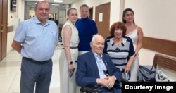 Группа поддержки Элины Сушкевич в коридоре суда