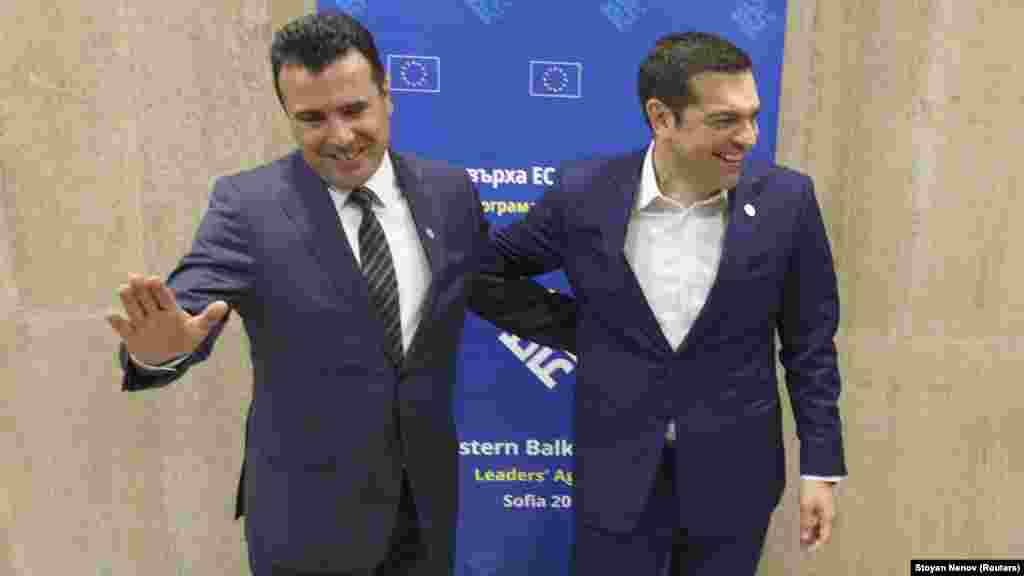 МАКЕДОНИЈА / БУГАРИЈА / ГРЦИЈА - Премиерот Зоран Заев по средбата со неговиот грчки колега Алексис Ципрас во Софија изјави дека утврдиле една опција за спорот за името која може да биде прифатлива за двете страни. Но, според него, сега останува да се види како тоа решение би било институционално спроведено.