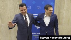 Premijeri Makedonije i Grčke, Zoran Zaev (L) i Aleksis Cipras (D), 17. maj 2018.