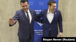 Yunanıstannın baş naziri Alexis Tsipras (sağda) və Makedoniyanın baş naziri Zoran Zaev 